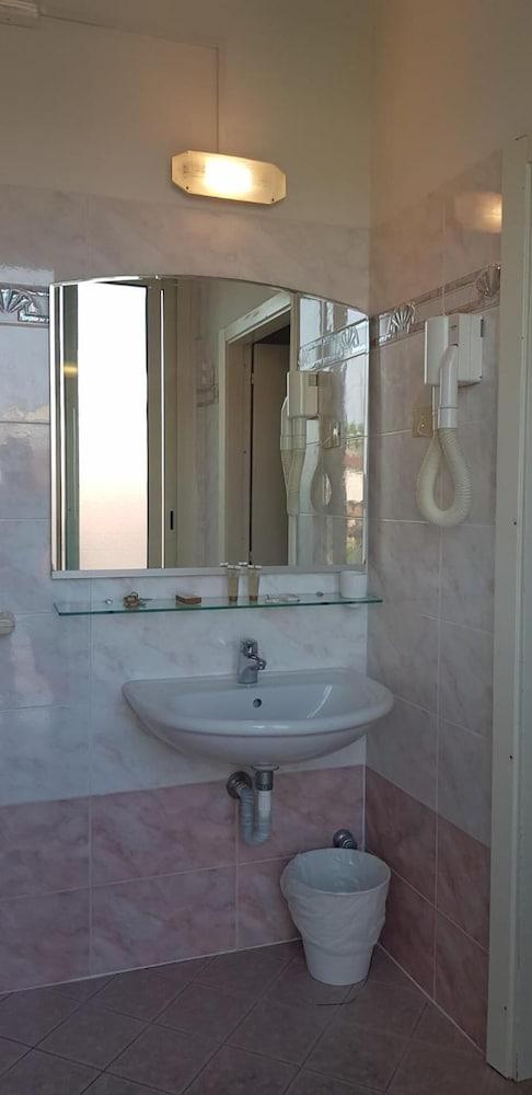 Hotel Britannia Rimini Marina Centro Экстерьер фото